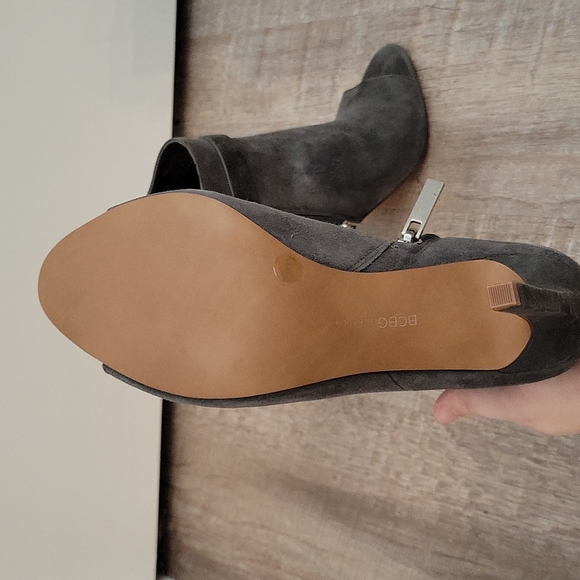 BCBG Suede Heels Stilletos - Picture 2 of 3
